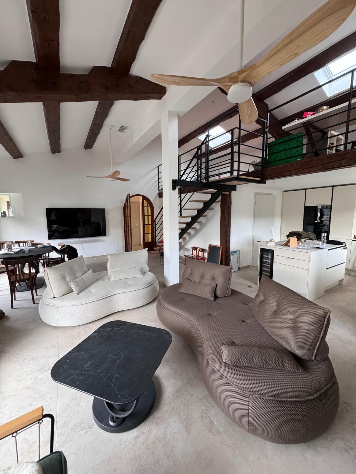 Après rénovation intérieure – grand séjour avec mezzanine, escalier métal, poutres apparentes