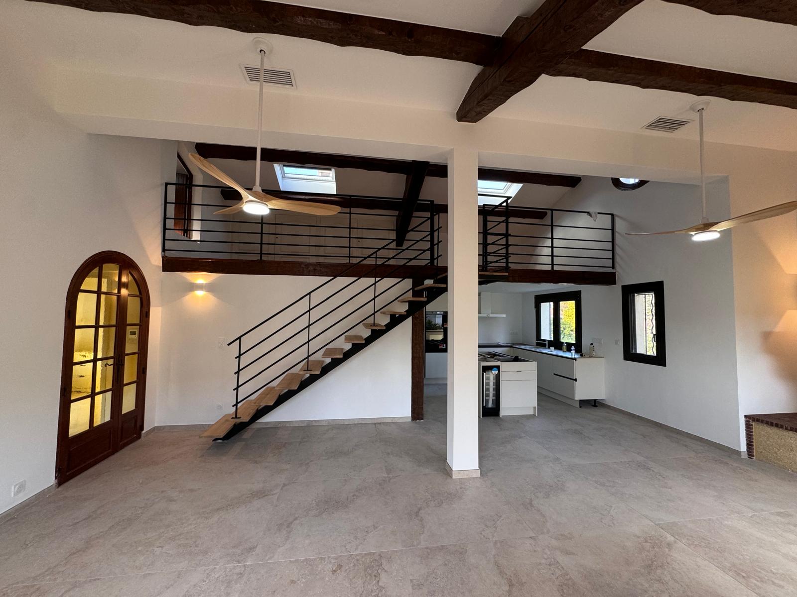 Après rénovation intérieure – séjour lumineux avec mezzanine, poutres apparentes, escalier métal