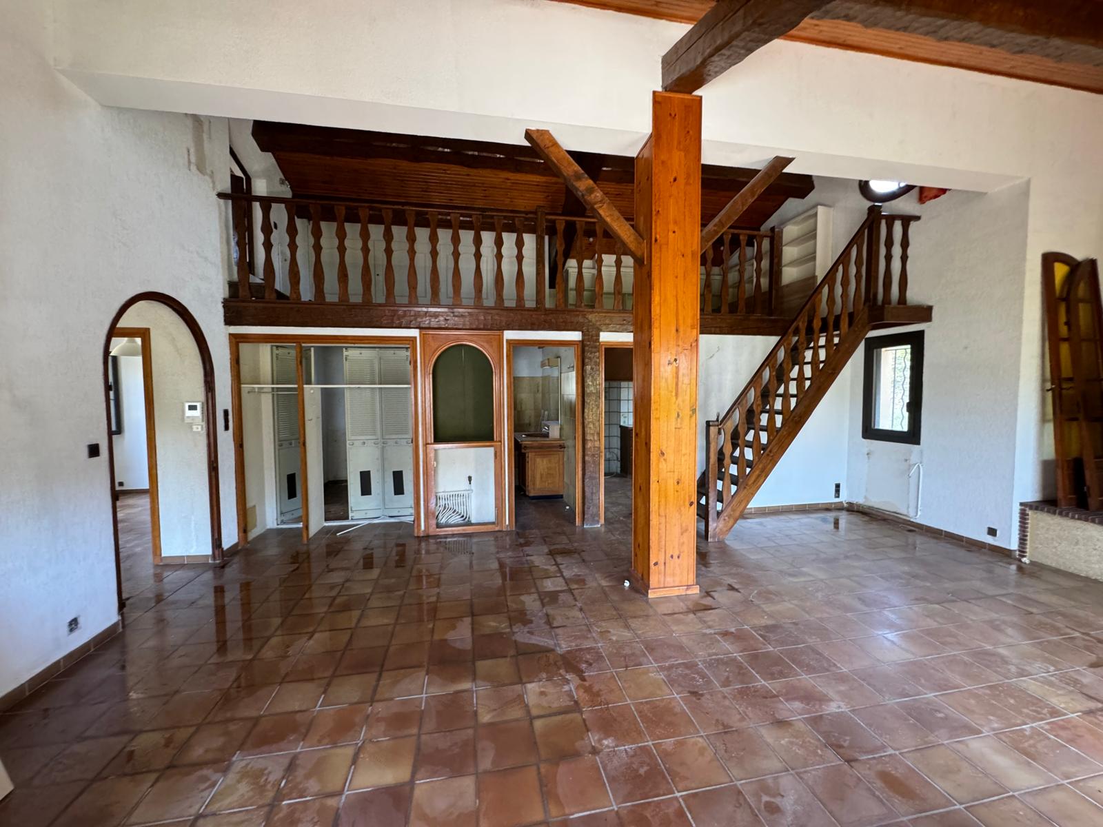 Avant rénovation extérieure – terrasse et jardin non aménagés