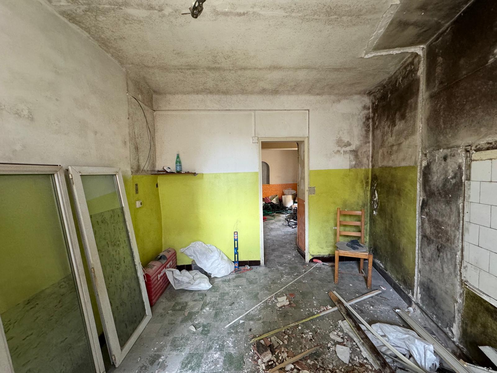 Avant rénovation totale – maison de ville dégradée