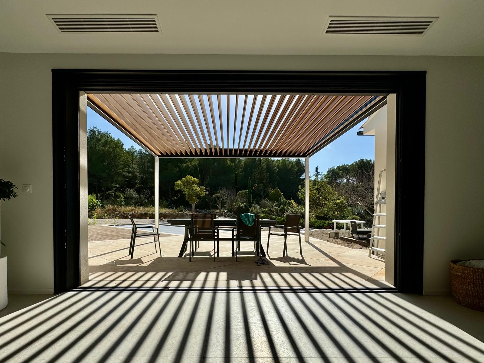 Pergola bioclimatique aluminium avec lames orientables et éclairage LED – GF2 Martigues