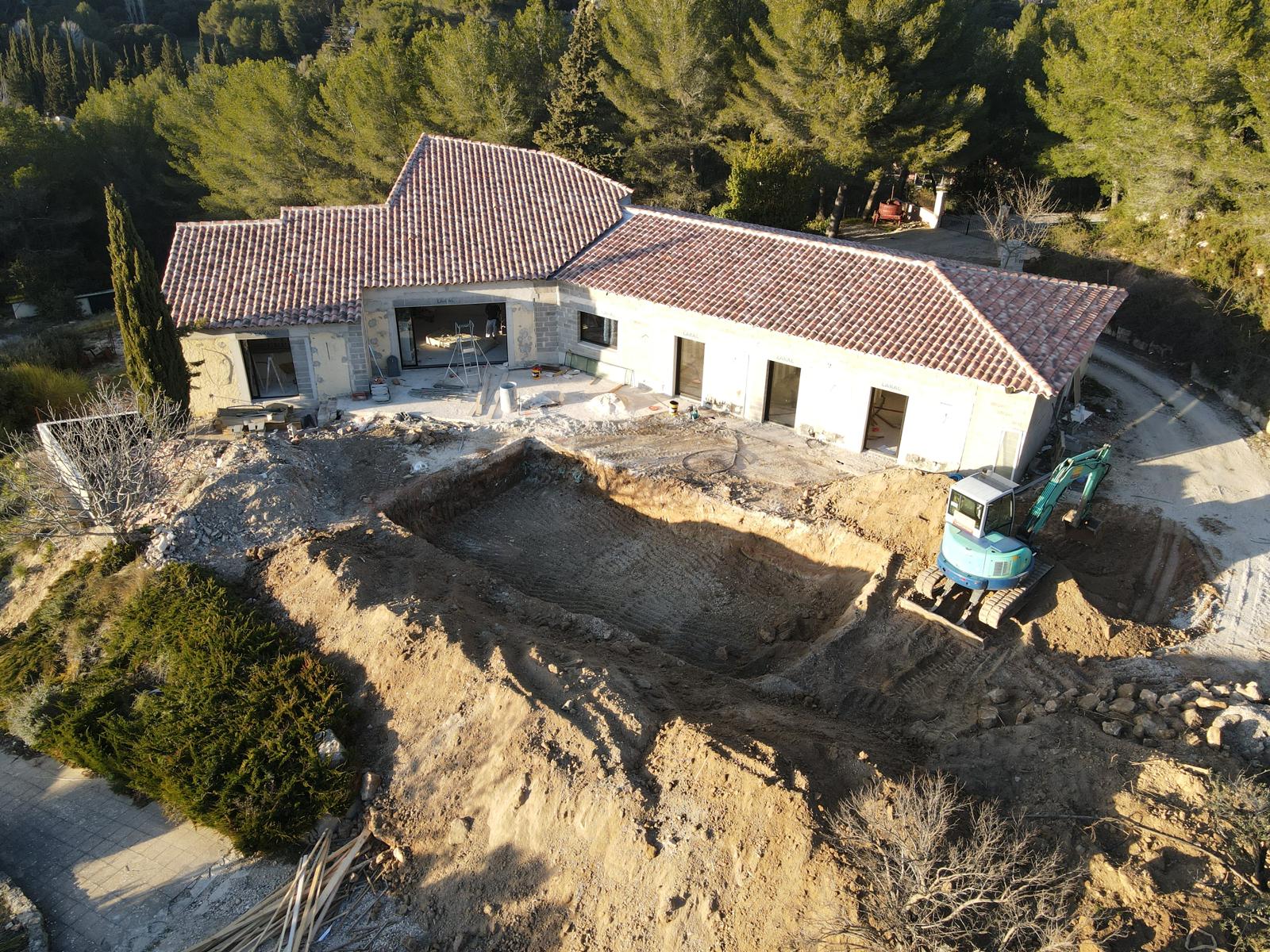 Construction piscine maçonnée béton enterrée avec plage carrelée – GF2 Martigues