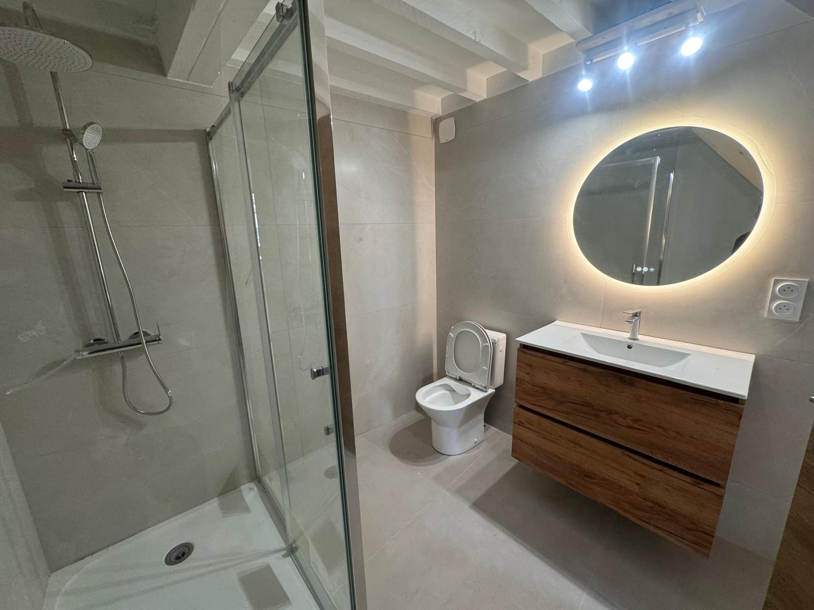 Salle de bain moderne – douche italienne, carrelage grand format, vasque suspendue – GF2